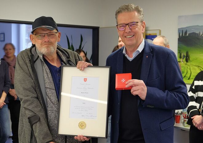 Rainer Peters (links) mit Martin Rösler im Rahmen der Auszeichnung.